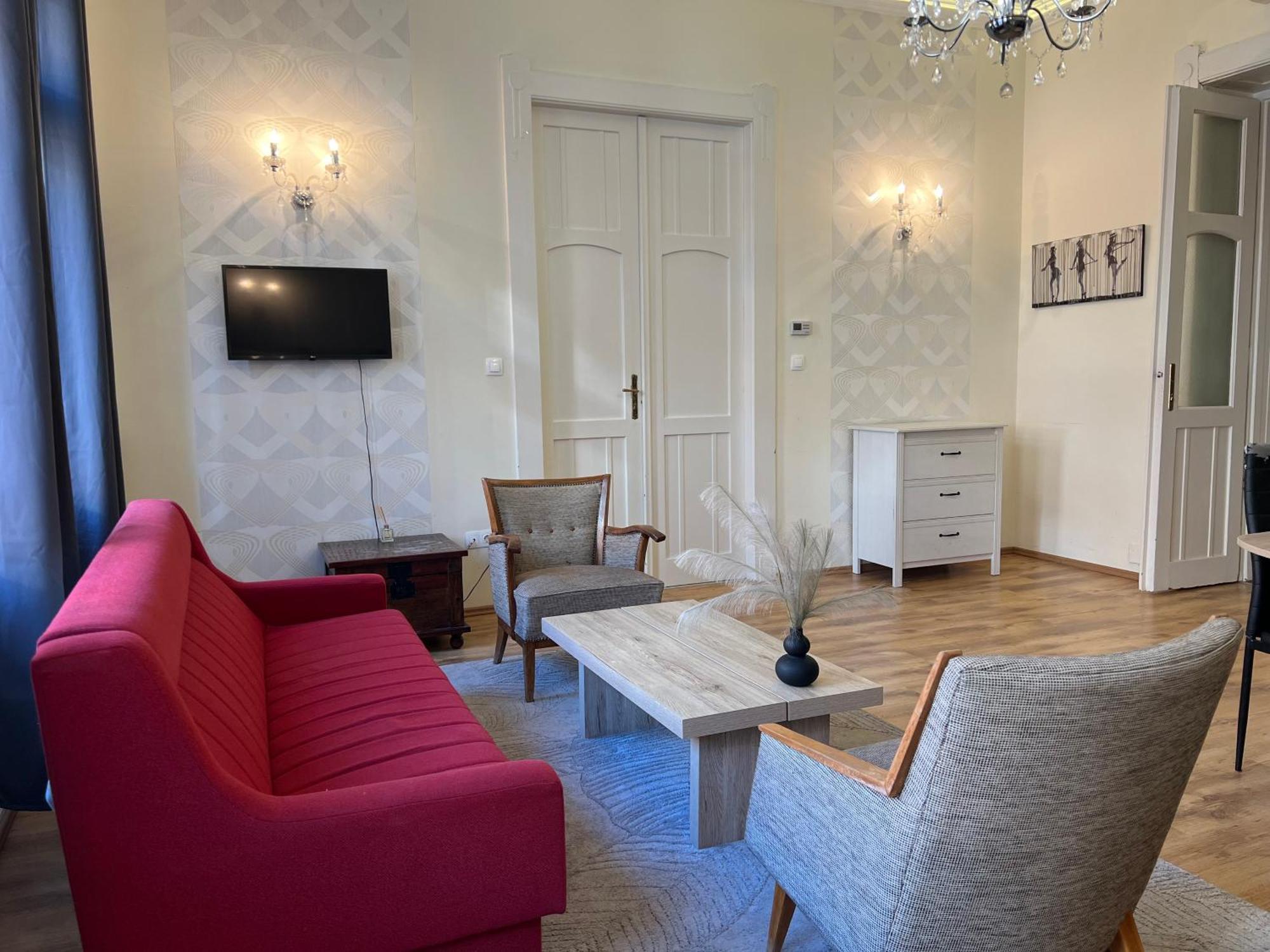 P9 By Small Apartment